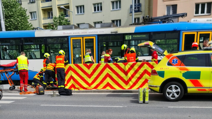 Žena zřejmě omylem vstoupila do cesty jedoucí tramvaji v Ostravě