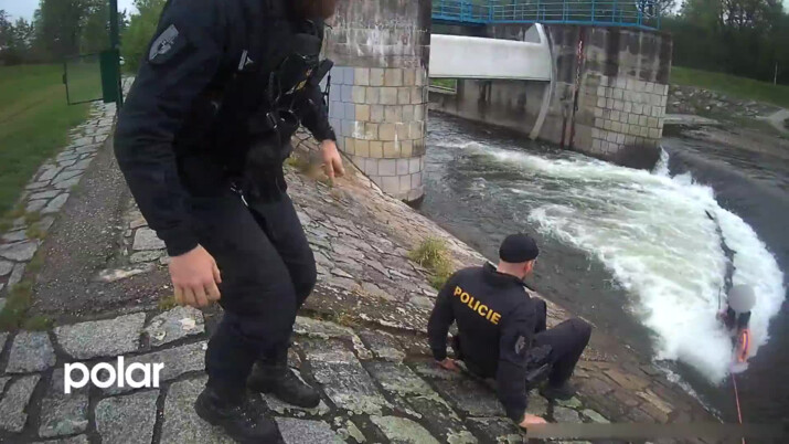 Dívka se topila v řece Ostravici, spadl jí tam telefon. Zachránili ji policisté a hasiči
